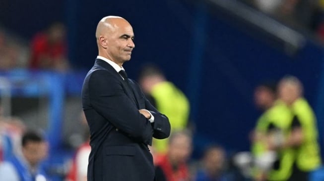 Pelatih Portugal Roberto Martinez saat menyaksikan timnya menghadapi Georgia dalam pertandingan terakhir Grup F Euro di Arena AufSchalke di Gelsenkirchen pada 26 Juni 2024. (AFP/PATRICIA DE MELO MOREIRA