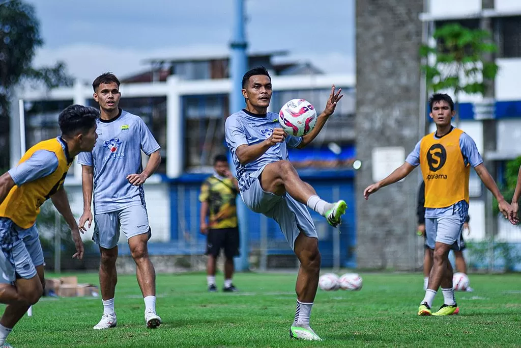 Rachmat Irianto menyambut debut di AFC Champions League 2 bersama Persib Bandung dengan sangat antusias. (Persib.co.id)