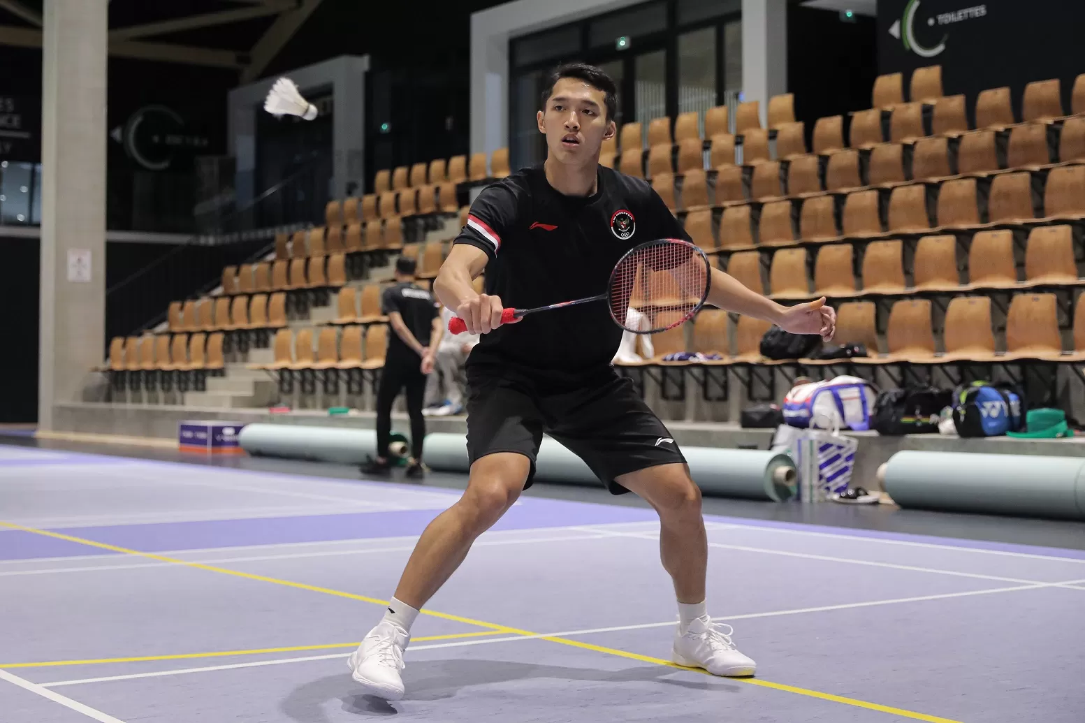 Jonatan Christie berlatih ditemani tim sparring dengan pendampingan penuh dari pelatih, tim pendukung hingga mentor. (PBSI)